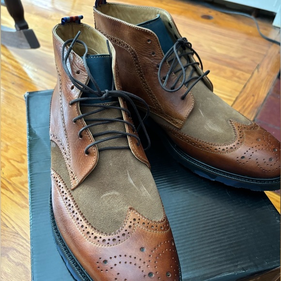Original Robert Graham 2tone leather & Suede wingtip boots with rubber sole. - Picture 1 of 2